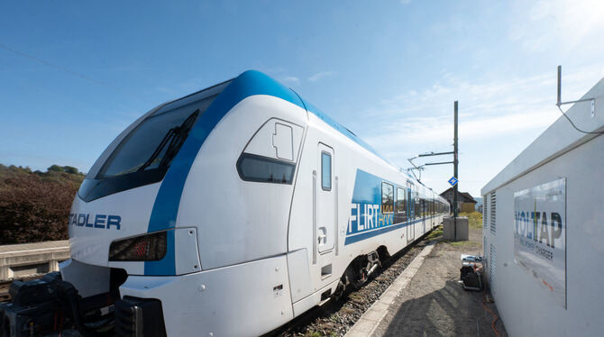 Ein elektronisch betriebener Zug wurde auf einem Nebengleis des Bahnhofs Ammerbuch-Pfäffingen an einer Schnellladestation (rech