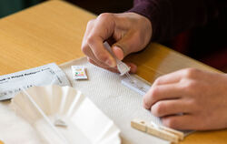 Viele Beschäftigte werden gezwungen, das Testangebot am Arbeitsplatz tatsächlich anzunehmen.  FOTO: VON DITFURTH/DPA