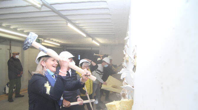 Mit Vorschlaghämmern zertrümmerten Mitglieder des Uracher Gemeinderats eine Trockenbau-Mauer im Untergeschoss der Festhalle, die