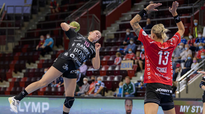 Mit viel Durchsetzungsvermögen ausgestattet: Nationalspielerin Lena Degenhardt (links) fackelt im Angriff nicht lange.  FOTO: WO