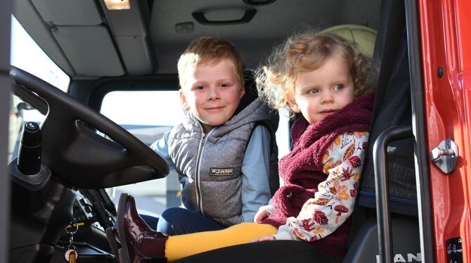 Tom (5) und Marie (2) Schmidtke am Lenkrad unterm Blaulicht.