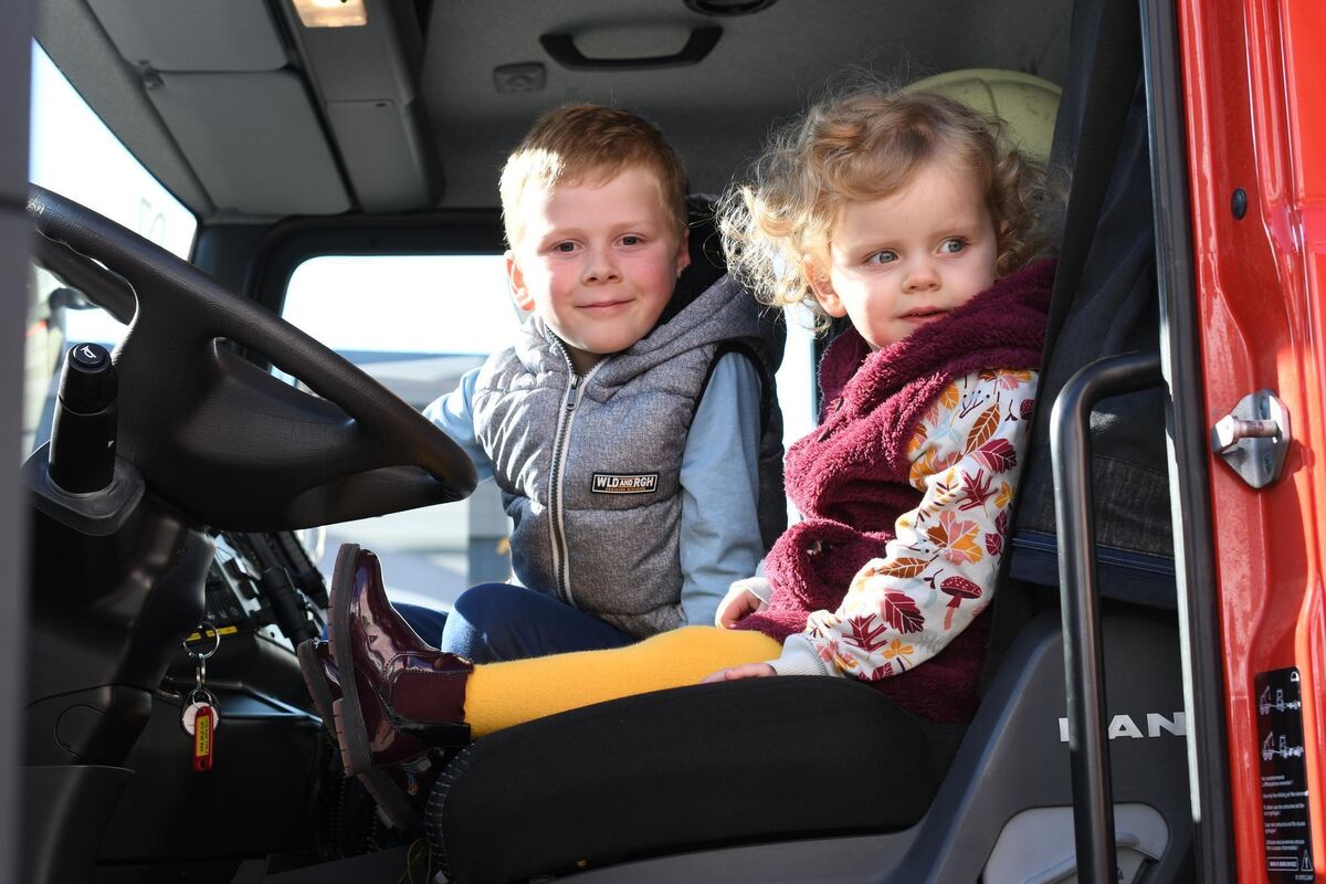 Tom (5) und Marie (2) Schmidtke am Lenkrad unterm Blaulicht.