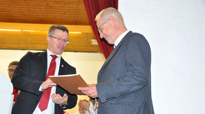 Pfarrer Martin Rose (rechts) verlässt Mägerkingen nach 27 Jahren. Er erhält die Bürgermedaille der Stadt Trochtelfingen, überrei