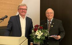 Bürgermeister Elmar Rebmann (links) überreicht Eugen Kramer, langjähriger Vorsitzender des Uracher Albvereins, für sein außergew