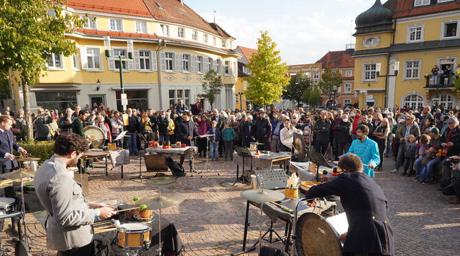 Dröhnendes Herz der Musiktage: Schlagwerker von sechs Musikvereinen trommeln im Zentrum des Marktplatzes beim Finale der Klangin