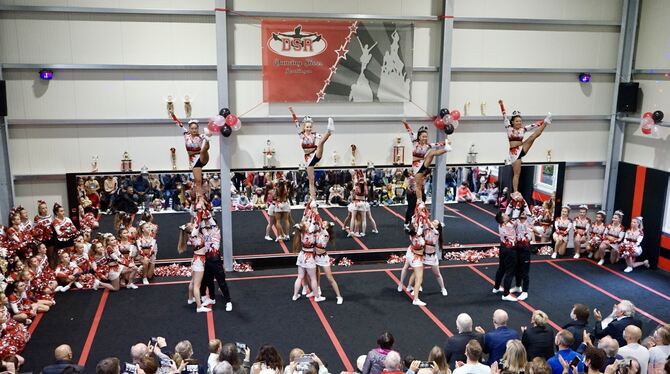 Im neuen Trainingscenter sind Pyramiden kein Problem, wie die Cheerleader bei der Eröffnungsfeier dem begeisterten Publikum vorf
