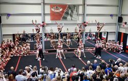 Im neuen Trainingscenter sind Pyramiden kein Problem, wie die Cheerleader bei der Eröffnungsfeier dem begeisterten Publikum vorf