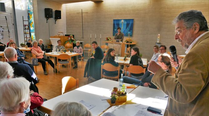 Im Hohbuch-Gemeindezentrum diskutierten viele Anwohner und Nutzer heiß über den Fortbestand der Kirchengemeindezentrums im Hohbu