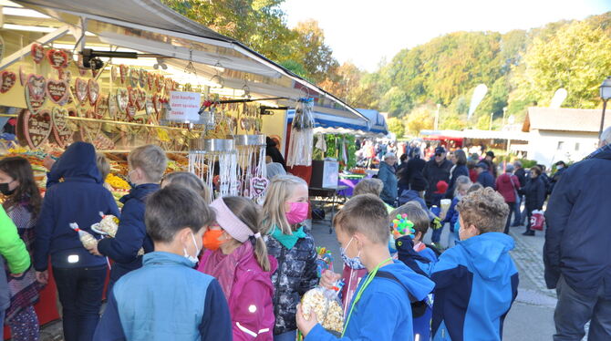 Bei der Kirbe in Würtingen ist jede Menge los: Bei Sonne kommen viele Besucher. FOTOS: BIMEK Bei der Kirbe in Würtingen ist jede Menge los: Bei Sonne kommen viele Besucher. FOTOS: BIMEK
