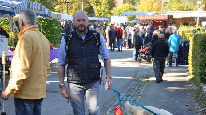 Auch Bürgermeister Florian Bauer bummelt über den Kirbemarkt in Würtingen.