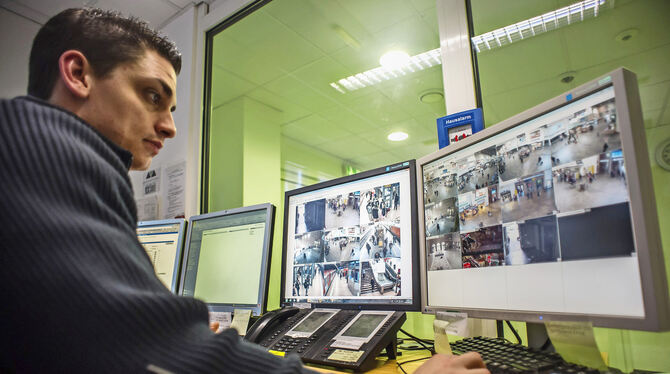 Bei der Bundespolizei gilt die Auswertung der Videoüberwachung nicht nur in Bahnhöfen inzwischen als »unverzichtbar«.  FOTO: KOV