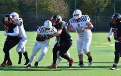 Die Reutlinger Eagles (weiße Trikots) sicherten sich mindestens Platz zwei.  FOTO: MEYER