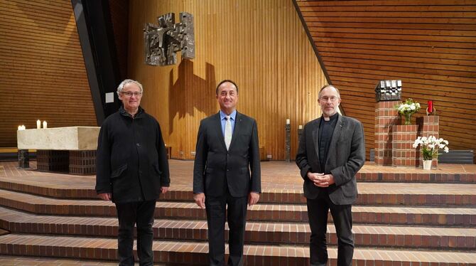 Die wiedergewählten Dekane (von links): Stellvertreter Dietmar Hermann (Reutlingen), Dekan Hermann Friedl (Pfullingen), mit dem