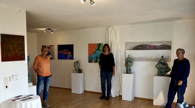 Heidi Morawski, Sabine Rockstroh und Susanne Wendt-Auda zeigen ihre Werke in der »Fliegenden Galerie« (von links).  FOTO: LEIPOL