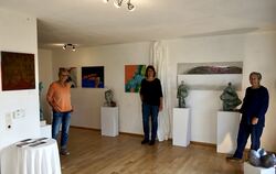 Heidi Morawski, Sabine Rockstroh und Susanne Wendt-Auda zeigen ihre Werke in der »Fliegenden Galerie« (von links).  FOTO: LEIPOL