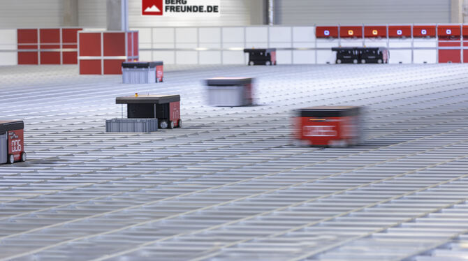Roboter im Logistikzentrum der Bergfreunde GmbH in Rottenburg-Ergenzingen bei der Arbeit. FOTOS: BERGFREUNDE GMBH