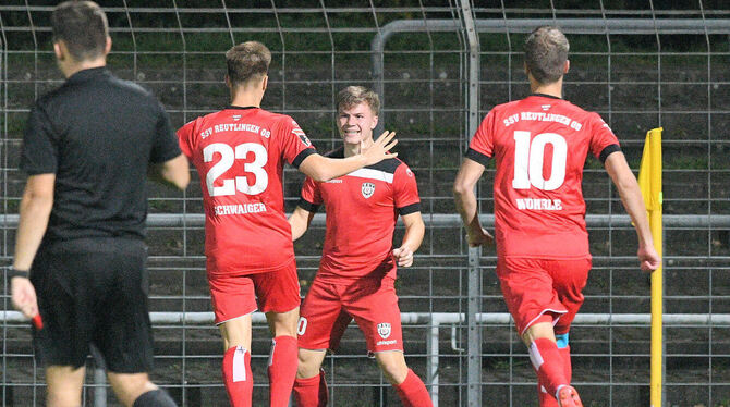 Torschütze zum 1:0 für den SSV Reutlingen: Frederik Schumann (Mitte).
