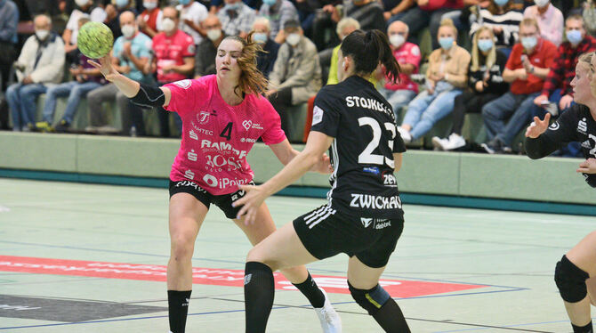 Metzingens auffälligste Spielerin beim Sieg gegen Zwickau: Katarina Pandza (links) erzielt sieben Treffer. Foto: T. Baur/Eibner
