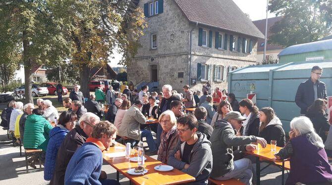 Zwischen Dorfladen und Kirche herrschte viel Andrang. Zwischen Dorfladen und Kirche herrschte viel Andrang.