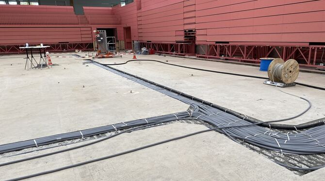 Der Hallenboden der Paul-Horn-Arena besteht derzeit aus Betonplanten. In den Boden werden Kabel für die Technik eingelassen. Dan