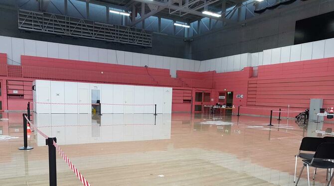 Das Impfzentrum in der Paul-Horn-Arena steht nach dem Unwetter unter Wasser. Zwei Wochen lang musste es geschlossen bleiben.  FO