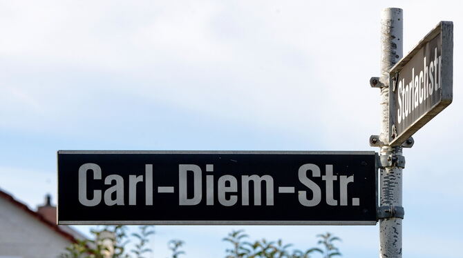 In der Carl-Diem-Straße sollen Zusatzschilder angebracht werden, die helfen, den heute sehr kritisch gesehenen Namenspatron hist