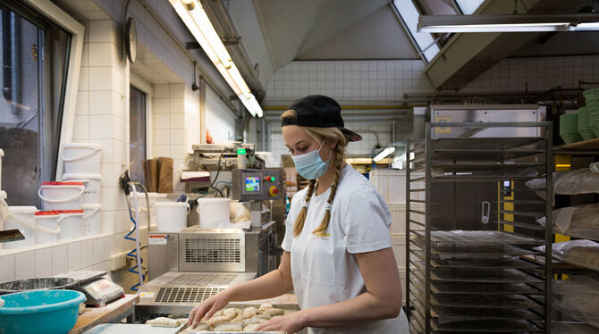 Tina Reicherter hat ihre Ausbildung zur Bäckerin bei Bäcker Bayer in Mittelstadt gemacht.  FOTO: INHOFF