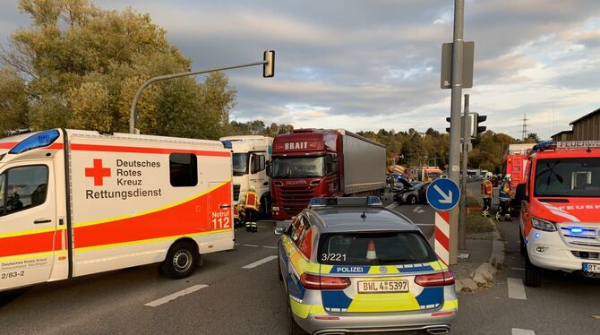 Feuerwehr und Polizei waren bei dem Unfall vor Ort. Feuerwehr und Polizei waren bei dem Unfall vor Ort.
