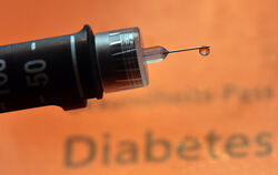 Ein Tropfen Insulin hängt an einer Nadel.