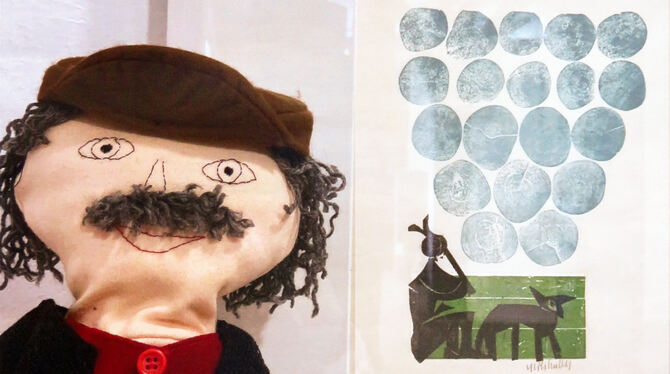 Grieshaber als Stoffpuppe, gestaltet von Kerstin Rilling, Kunstvermittlerin am Kunstmuseum Reutlingen. Hinten Grieshabers Holzsc