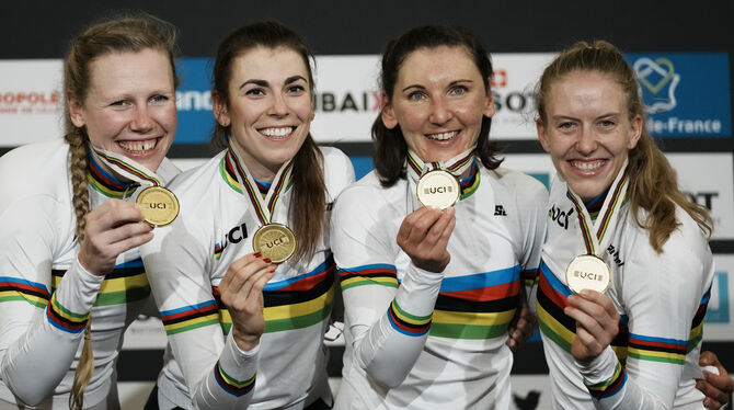 Franziska Brauße (rechts), Lisa Brennauer, Mieke Kröger und Laura Süßemilch aus Deutschland mit ihren Goldmedaillen auf dem Podi