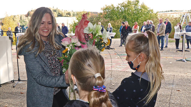 Andrea Marquardt ist offiziell ins Amt als Schulleiterin in Mägerkingen eingesetzt worden. Dafür gab es Blumen von den Schülerin