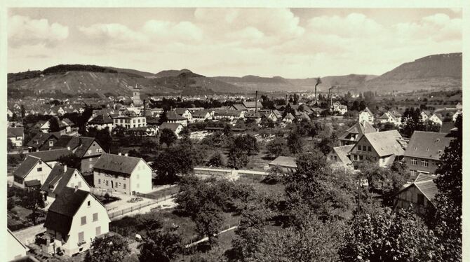Die Postkarte zeigt den Blick von der Gaubeamtenschule Metzingen über die Stadt und auf den Albtrauf. FOTO: STADTARCHIV METZINGE