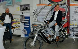 Tom Eisner auf seinem Prototyp des »All-Weather-Bikes« – oder müsste es angesichts des ausgefahrenen Regenschutzes »in« heißen? 