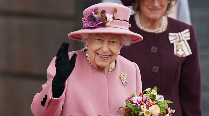 Die britische Königin Elizabeth II. strahlt nach der Eröffnungszeremonie des walisischen Parlaments.  FOTO: KING/DPA