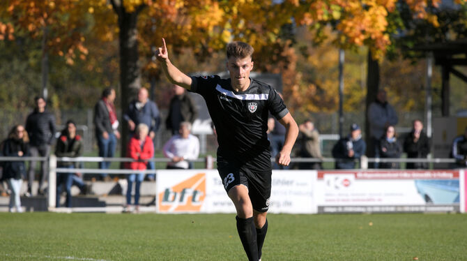 Hat Grund zum Jubeln: Tim Schwaiger bringt den SSV in Freiburg mit 1:0 in Führung.   FOTO: JOACHIM BAUR