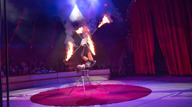 Der erste Höhepunkt der großen Show im Gomaringer Herbstzirkus: Jongleurin Zeudi Errani arbeitet bei ihrer Rückenjonglage mit de Der erste Höhepunkt der großen Show im Gomaringer Herbstzirkus: Jongleurin Zeudi Errani arbeitet bei ihrer Rückenjonglage mit de