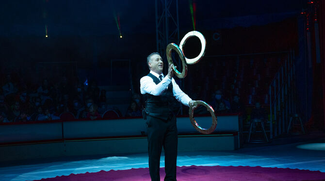 Massimiliano Sblattero, Comedian und Jongleur, hier mit Ringen. Massimiliano Sblattero, Comedian und Jongleur, hier mit Ringen.