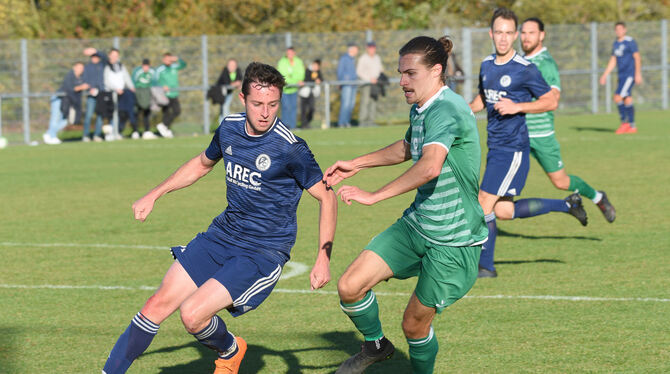 Philipp Dennenmoser (rechts) vom TSV Eningen im Zweikampf mit Sven Vöhringer vom FC Engstingen.  FOTO: TBAUR/EIBNER
