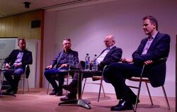 Felix Blum, Davor Cvrlje, Moderator Frieder Leube und Dr. Michael Butter (von links) diskutierten über Verschwörungstheorien und