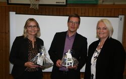  Bürgermeisterin Alexandra Hepp (rechts) gratulierte Konrektorin Sabine Burgmayer und Rektor Manuel Kiner, die jetzt als neue Sc