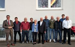 Gruppenbild zum Vereinsjubiläum: Bürgermeister Siegmund Ganser (von links), Klaus Kächele, Harald Kächele, Jens Salzer, Ute Rebm