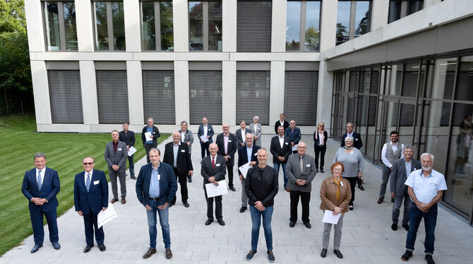 Prüferehrung bei der IHK Reutlingen - alle Prüferinnen und Prüfer, die seit 20 beziehungsweise 40 Jahren prüfen und ihre Urkunde
