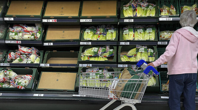 Teilweise leere Regalen in einem Londoner Supermarkt.
