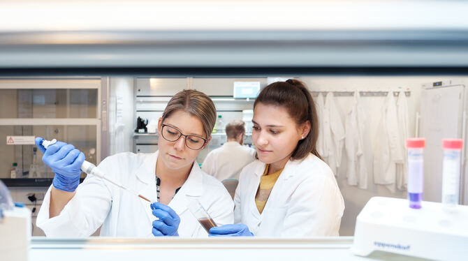 Zwei Cegat-Mitarbeiterinnen untersuchen Proben im Labor.