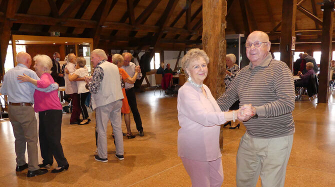 Im Rahmen ihrer Angebote für Senioren bietet die Gemeinde für Grafenberger, aber auch Auswärtige Tanzangebote. Hier dürfen sich