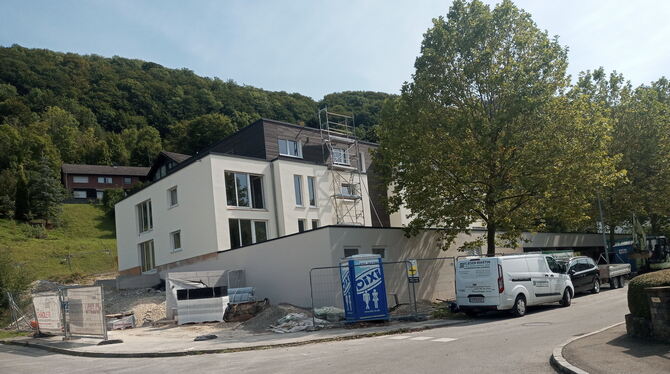 Bauprojekt Hölderlinstraße in Unterhausen: Hier entstehen zwölf Wohnungen mit Mietpreisbindung.  FOTO: WURSTER