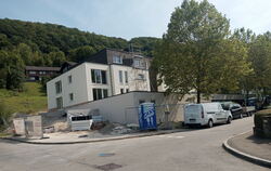 Bauprojekt Hölderlinstraße in Unterhausen: Hier entstehen zwölf Wohnungen mit Mietpreisbindung.  FOTO: WURSTER