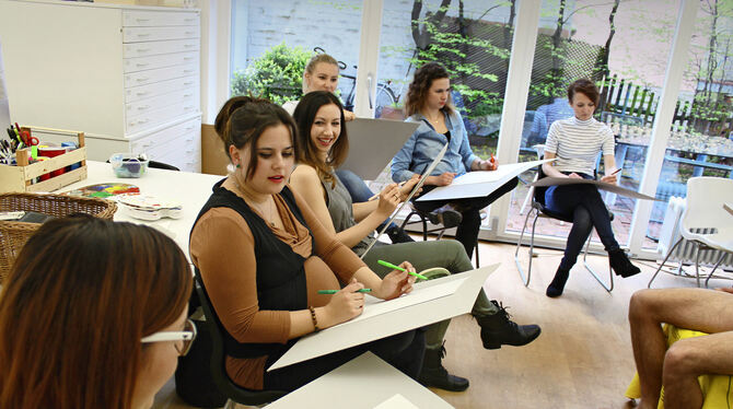 Aktzeichnen als Gruppenerlebnis. FOTOS: KREATIVKREISEL/RODRIGUEZ ROMERO/GÜNTHER