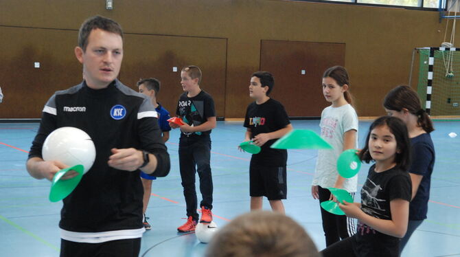 Klare Ansagen: Fabian Zimmer, U-10-Trainer beim Karlsruher SC, beim Fußballaktionstag an der Neugreuthschule.